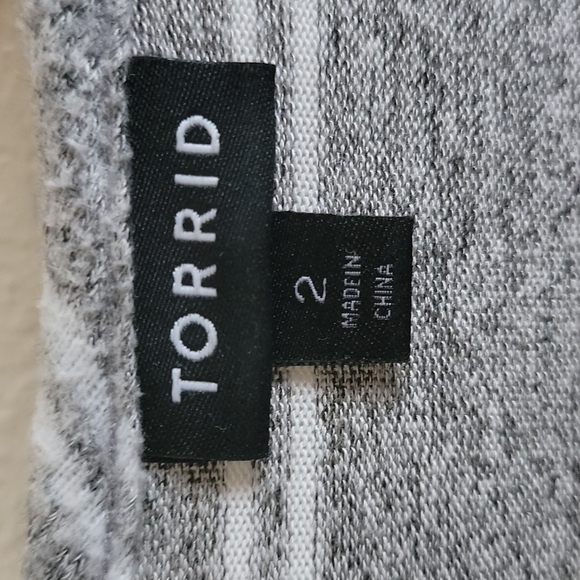Torrid Size 2 Grey and White Striped Long Sleeve Top - Picture 5 of 6